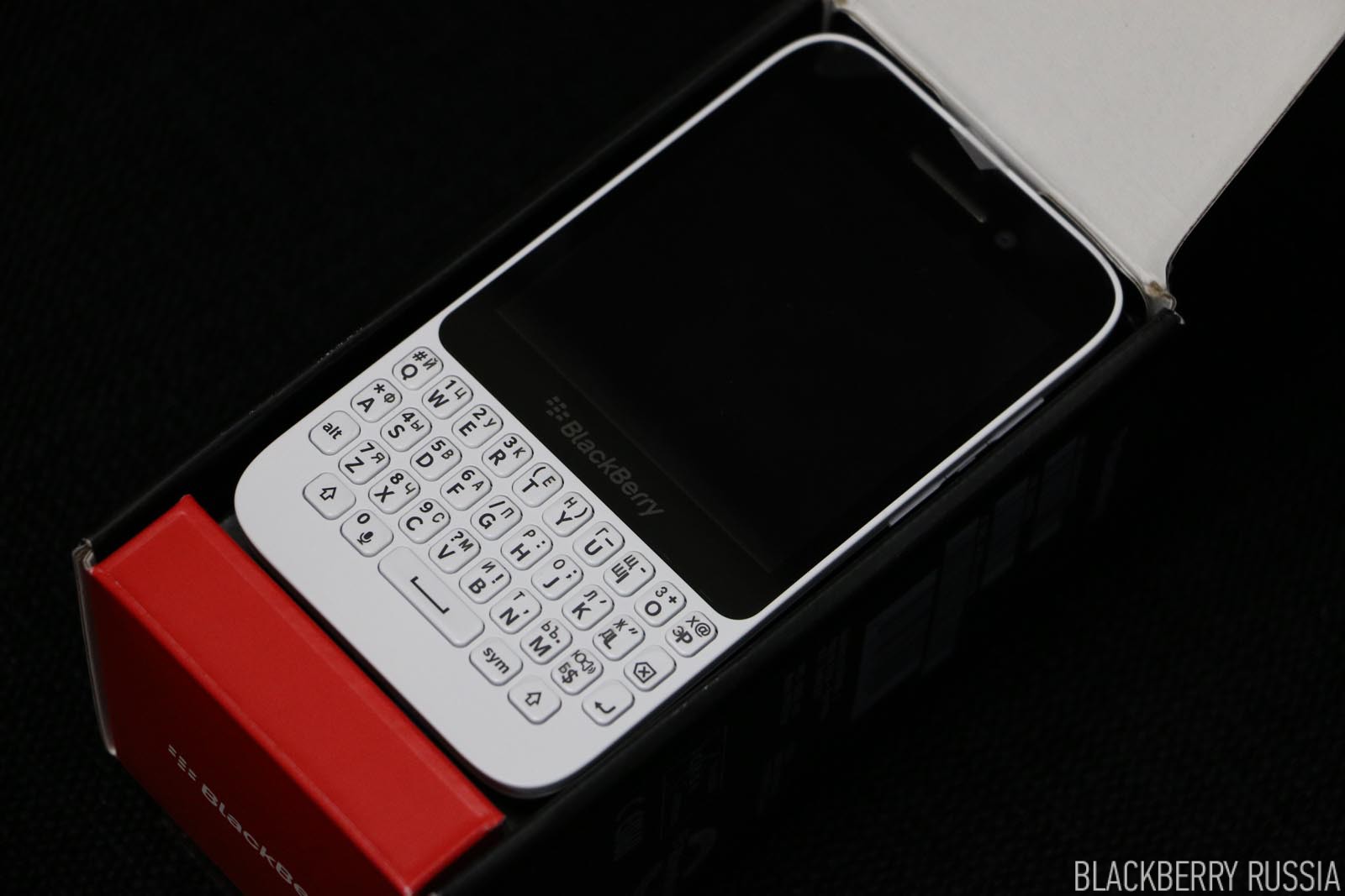 Белый BlackBerry Q5