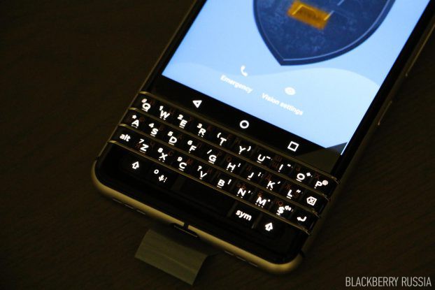 Клавиатура BlackBerry KEYone в темноте