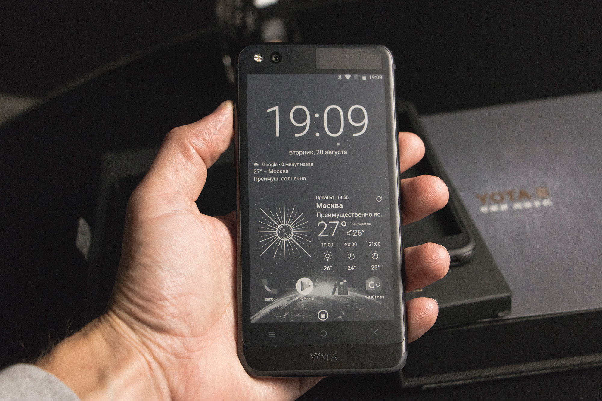 YotaPhone 3 получит премиальный дизайн и большую батарею